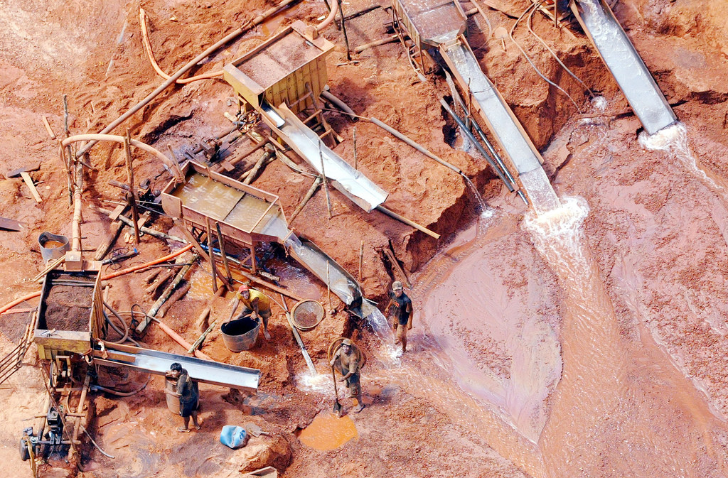 April,26.2004.Photo by Patricia Santos/Agencia Estado.Brazilian Cinta-Larga Indians kill 29 diamond prospectors in the Roosevelt Reservation,state of Rondonia,North of Brazil.The Cinta Larga territory contain one of South America's richest diamond deposits.Federal Police surround the Roosevelt Indian Reserve in Brazil's Amazon to control the conflicts between indians and prospectors.Aerial view of Cinta Larga indians working in the diamond mine while federal policeman patrols the Roosevelt Reserve by helicopter.The Cinta Larga Indians claims they were acting in self-defense. April,26.2004.Photo by Patricia Santos/Agencia Estado.Brazilian Cinta-Larga Indians kill 29 diamond prospectors in the Roosevelt Reservation,state of Rondonia,North of Brazil.The Cinta Larga territory contain one of South America's richest diamond deposits.Federal Police surround the Roosevelt Indian Reserve in Brazil's Amazon to control the conflicts between indians and prospectors.Aerial view of Cinta Larga indians working in the diamond mine while federal policeman patrols the Roosevelt Reserve by helicopter.The Cinta Larga Indians claims they were acting in self-defense.