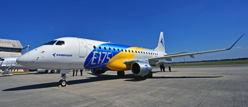 São José dos Campos - SP Brasil 2013-09-13 A EMBRAER entregou hoje a miléssima aeronave 1000Th E-Jet para a Republic Airlines subsidiaria da Republic Airways Holdings Inc que vai operar para American Eagle que tem 47 pedidos firmes mais 47 opcionais . A entrega foi feita na matriz
Photos Lucas LACAZ RUIZ / A13
NA FOTO A EMBRAER APRESENTOU O NOVO EMBRAER E175 COM NOVO WINGLET CHAMADO DE WINGTIP MAIOR E COM ANGULO DE INCLINAÇÃO DE 45GRAUS QUE TERÁ REDUÇÃO DE 5% DO CONSUMO DE COMBUSTIVEL São José dos Campos - SP Brasil 2013-09-13 A EMBRAER entregou hoje a miléssima aeronave 1000Th E-Jet para a Republic Airlines subsidiaria da Republic Airways Holdings Inc que vai operar para American Eagle que tem 47 pedidos firmes mais 47 opcionais . A entrega foi feita na matriz
Photos Lucas LACAZ RUIZ / A13
NA FOTO A EMBRAER APRESENTOU O NOVO EMBRAER E175 COM NOVO WINGLET CHAMADO DE WINGTIP MAIOR E COM ANGULO DE INCLINAÇÃO DE 45GRAUS QUE TERÁ REDUÇÃO DE 5% DO CONSUMO DE COMBUSTIVEL