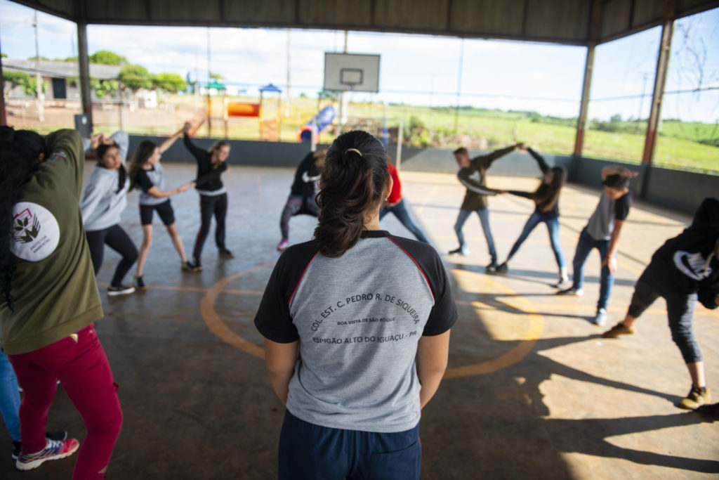 Alunos do Colégio Estadual do Campo Pedro Rufino de Siqueira fazem aula de Educação Física na quadra ao lado da plantação de soja. Moradores do distrito de Boa Vista, no município de Espigão Alto do Iguaçú, no interior do Paraná, foram contaminados por agrotóxico pulverizado em uma plantação que fica no llimite urbano da localidade. Alunos do Colégio Estadual do Campo Pedro Rufino de Siqueira fazem aula de Educação Física na quadra ao lado da plantação de soja. Moradores do distrito de Boa Vista, no município de Espigão Alto do Iguaçú, no interior do Paraná, foram contaminados por agrotóxico pulverizado em uma plantação que fica no llimite urbano da localidade.