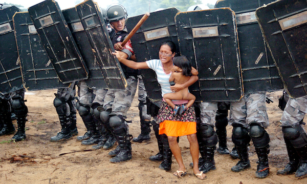 MANAUS-AM; 11/03/2008: CIDADES - INVASÃO LAGOA AZUL. 150 HOMENS DA POLÍCIA MILITAR, FORTEMENTE EQUIPADOS, RETIRARAM,
APROXIMADAMENTE, 200 INDÍGENAS DE UMA ÁREA PARTICULAR NO KM 11 DA AM-010 (MANAUS- ITACOATIARA). FOI UMA AÇÃO ARMADA COM BOMBAS, CACETETES, FUZIS E ESCUDOS. AO FINAL DO CONFRONTO, O SALDO: 12 PESSOAS DETIDAS, BARRACOS NO CHÃO, SONHOS DESTRUÍDOS, UM
PRINCÍPIO DE ABORTO, DESESPERO E MUITO CHORO.
A DESOCUPAÇÃO FOI DESENCADEADA POR AGENTES DA RONDA OSTENSIVA CÂNDIDO MARIANO (ROCAM), CAVALARIA, CHOQUE, COMPANHIA DE OPERAÇÕES ESPECIAIS (COE) E CANIL E ACOMPANHADA POR REPRESENTANTES DO ENGENHEIRO CIVIL MITISHU INOUE, APONTADO COMO PROPRIETÁRIO DO TERRENO. FOTO: LUIZ VASCONCELOS/ACRÍTICA MANAUS-AM; 11/03/2008: CIDADES - INVASÃO LAGOA AZUL. 150 HOMENS DA POLÍCIA MILITAR, FORTEMENTE EQUIPADOS, RETIRARAM,
APROXIMADAMENTE, 200 INDÍGENAS DE UMA ÁREA PARTICULAR NO KM 11 DA AM-010 (MANAUS- ITACOATIARA). FOI UMA AÇÃO ARMADA COM BOMBAS, CACETETES, FUZIS E ESCUDOS. AO FINAL DO CONFRONTO, O SALDO: 12 PESSOAS DETIDAS, BARRACOS NO CHÃO, SONHOS DESTRUÍDOS, UM
PRINCÍPIO DE ABORTO, DESESPERO E MUITO CHORO.
A DESOCUPAÇÃO FOI DESENCADEADA POR AGENTES DA RONDA OSTENSIVA CÂNDIDO MARIANO (ROCAM), CAVALARIA, CHOQUE, COMPANHIA DE OPERAÇÕES ESPECIAIS (COE) E CANIL E ACOMPANHADA POR REPRESENTANTES DO ENGENHEIRO CIVIL MITISHU INOUE, APONTADO COMO PROPRIETÁRIO DO TERRENO. FOTO: LUIZ VASCONCELOS/ACRÍTICA