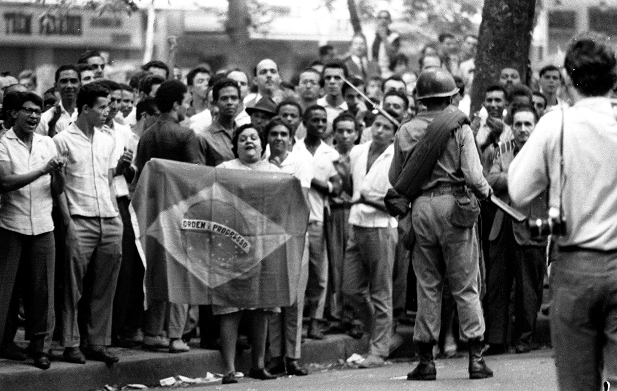 Manifestação contra o golpe na Cinelândia, centro do Rio de Janeiro, é reprimida pelo Exército em 1º abril de 1964